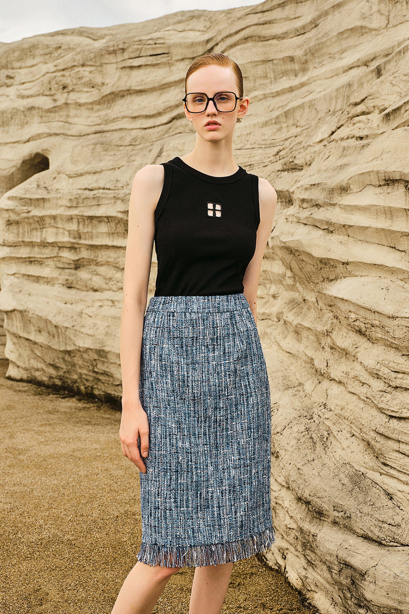 KAMILAN French Chic High-Waist Midi Skirt – 2025 Autumn New Tweed-Inspired Straight Skirt with Fringe Detail