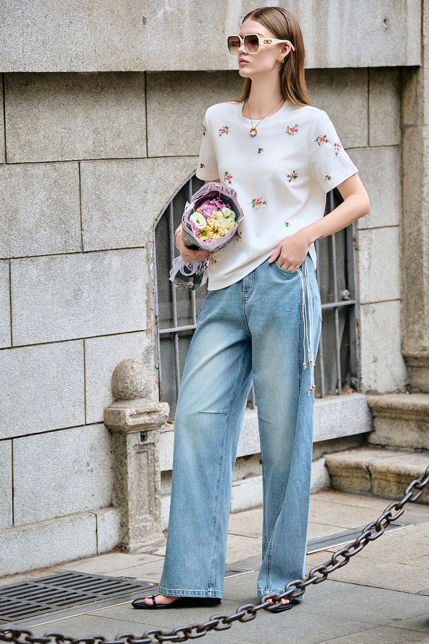 KAMILAN Embroidered White Cotton T-Shirt with Petite Floral Motifs