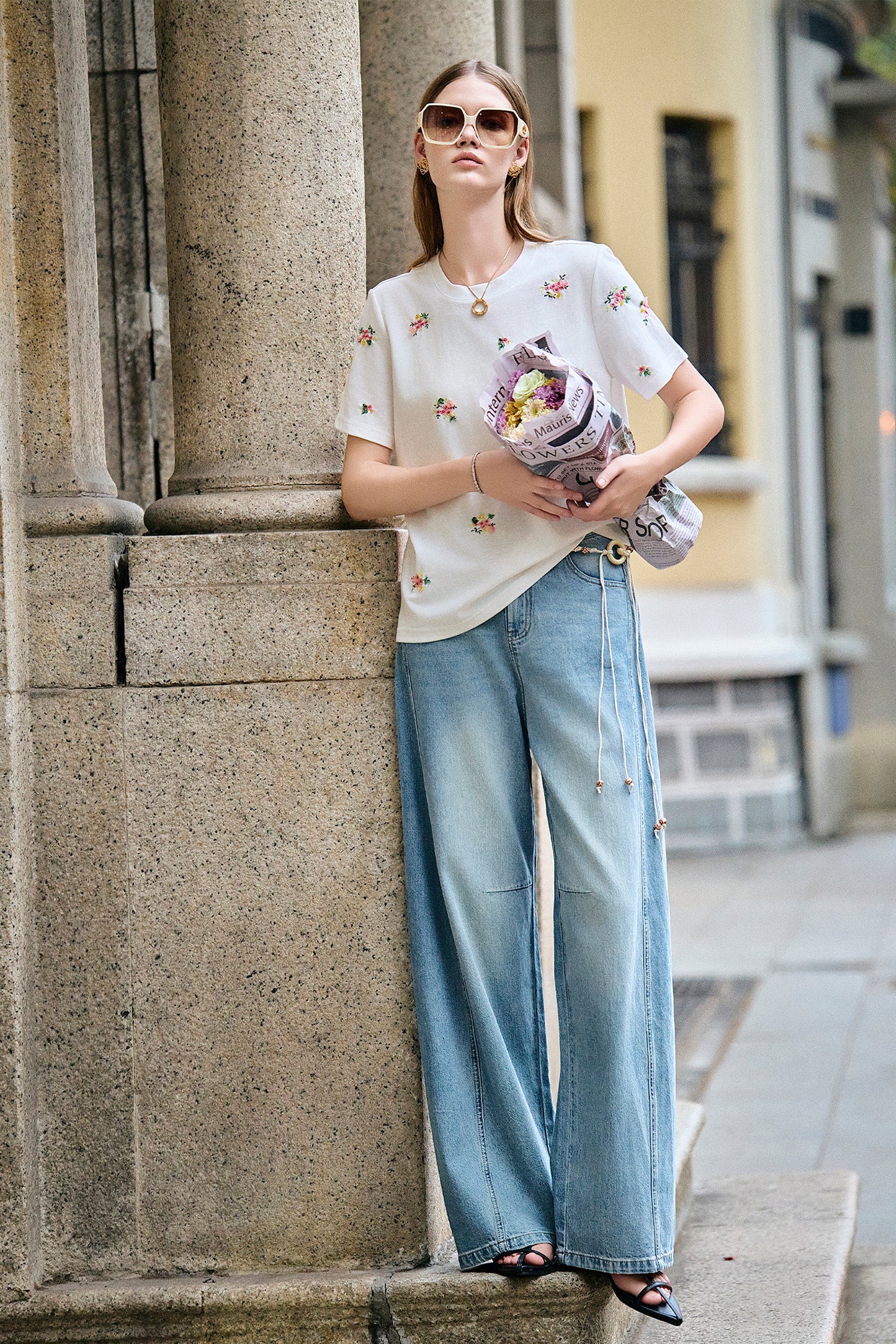 KAMILAN Embroidered White Cotton T-Shirt with Petite Floral Motifs