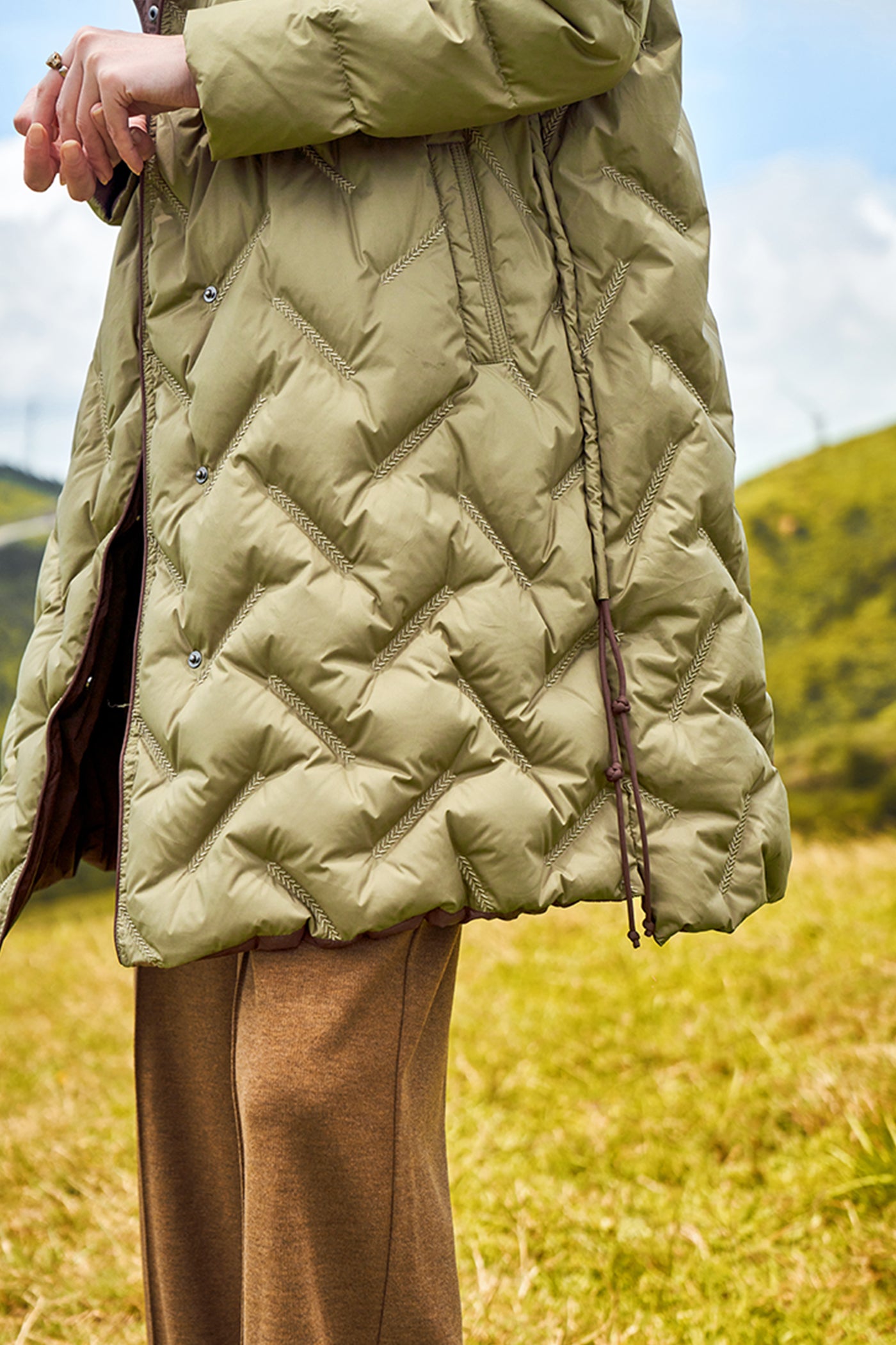 KAMILAN Quilted Down Coat with Structured Stand Collar and Mid-Length Silhouette