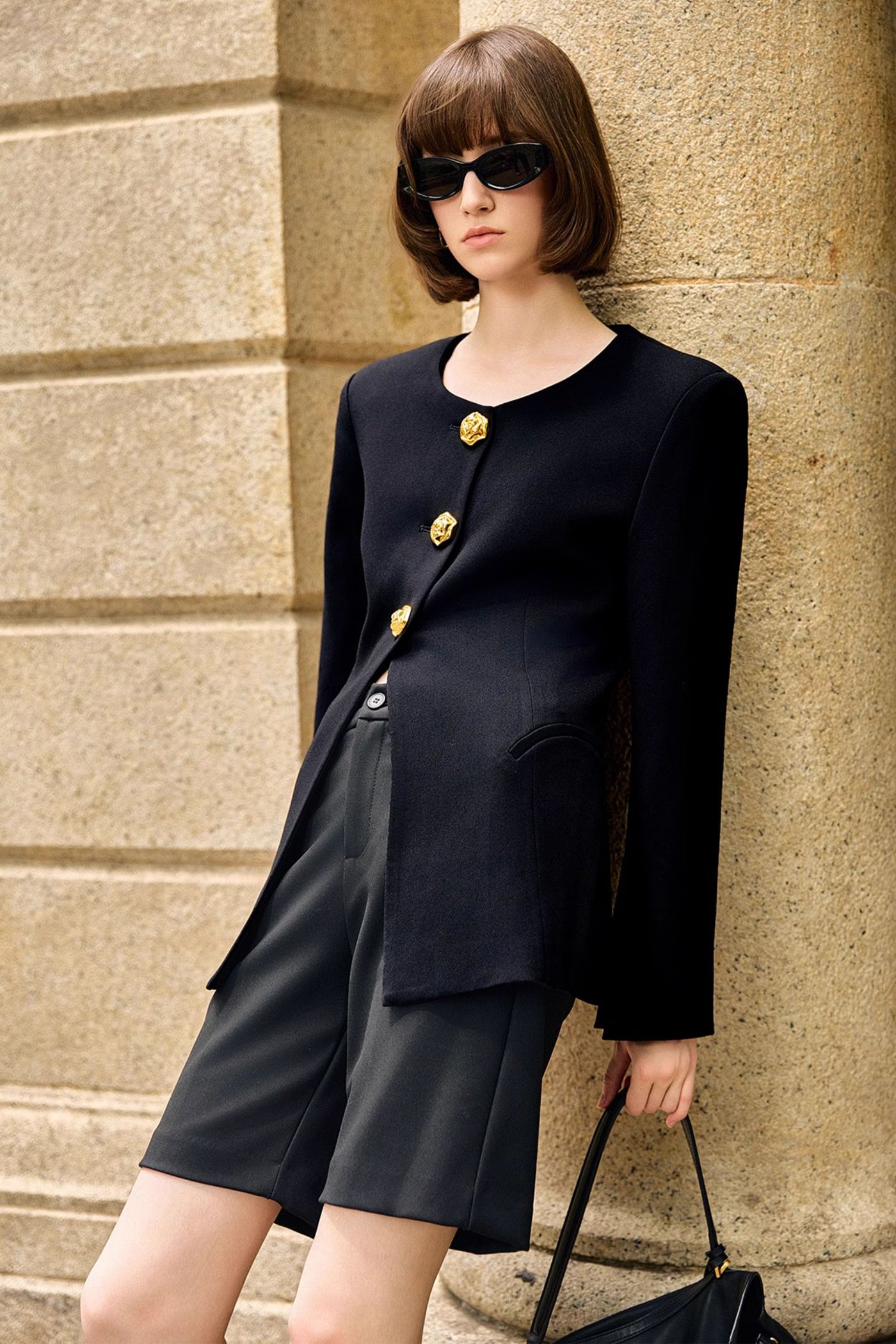 KAMILAN Tailored Blazer with Structured Shoulders and Gilded Buttons