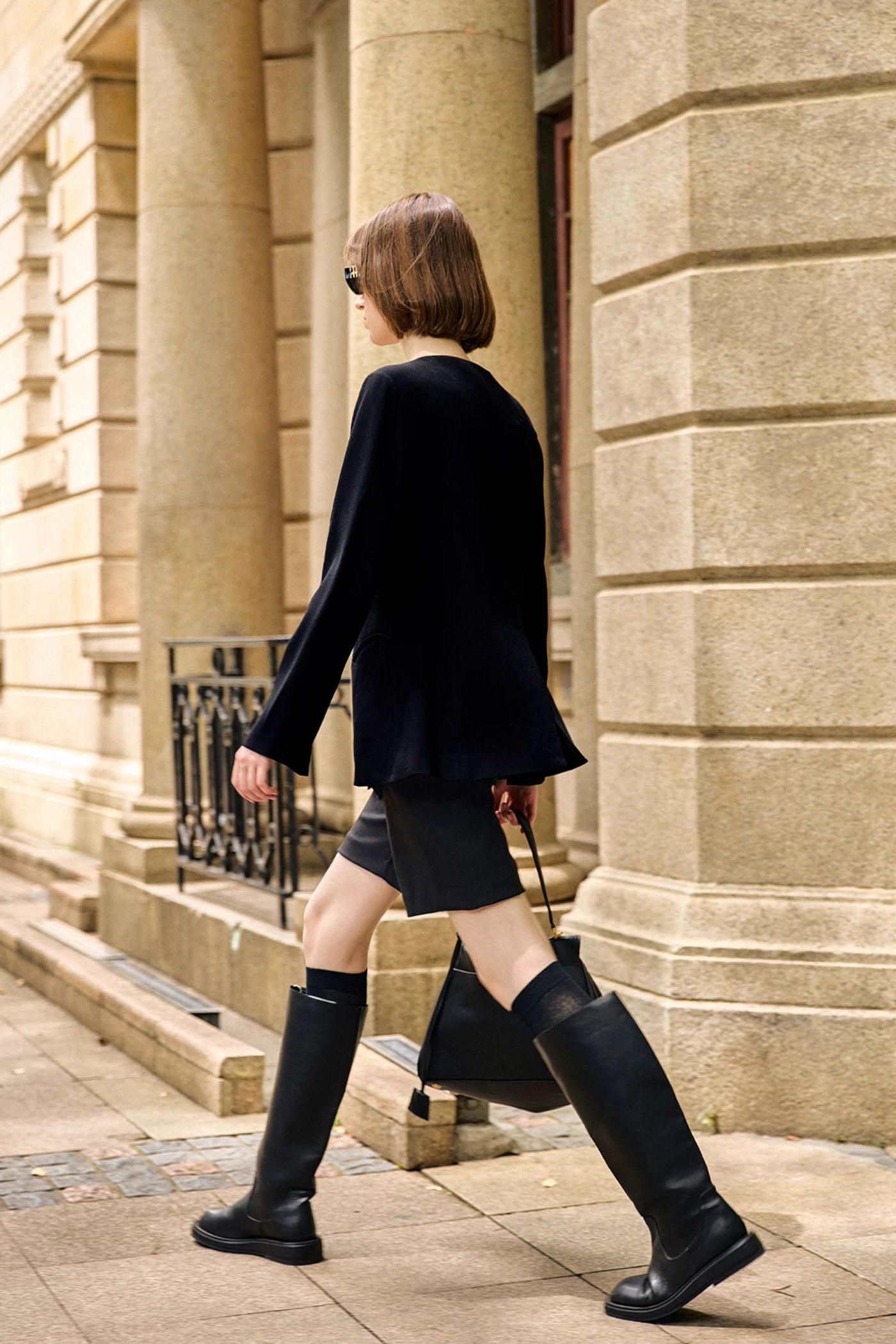 KAMILAN Tailored Blazer with Structured Shoulders and Gilded Buttons