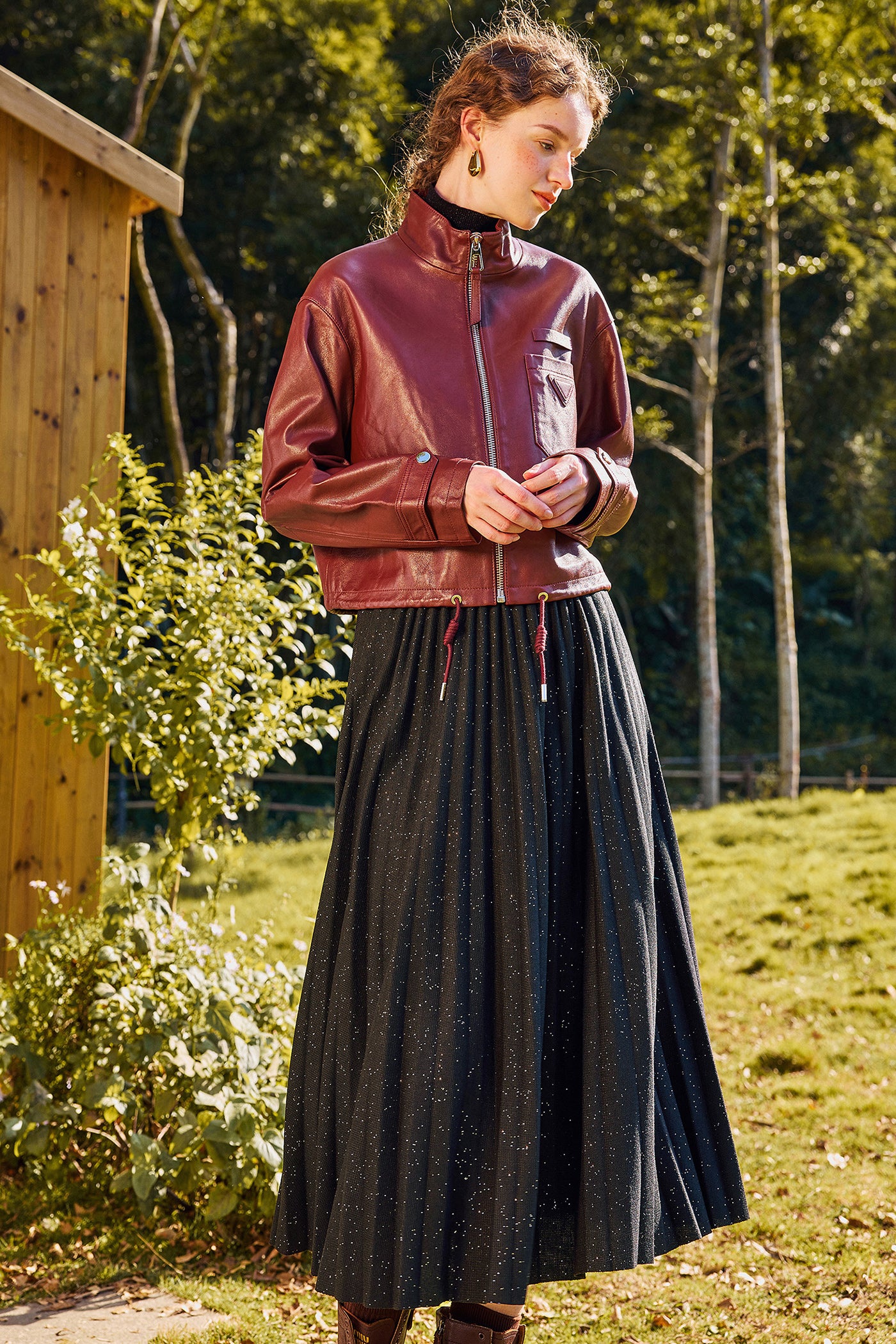 KAMILAN Glitter Pleated Midi Skirt in Flowing Silhouette