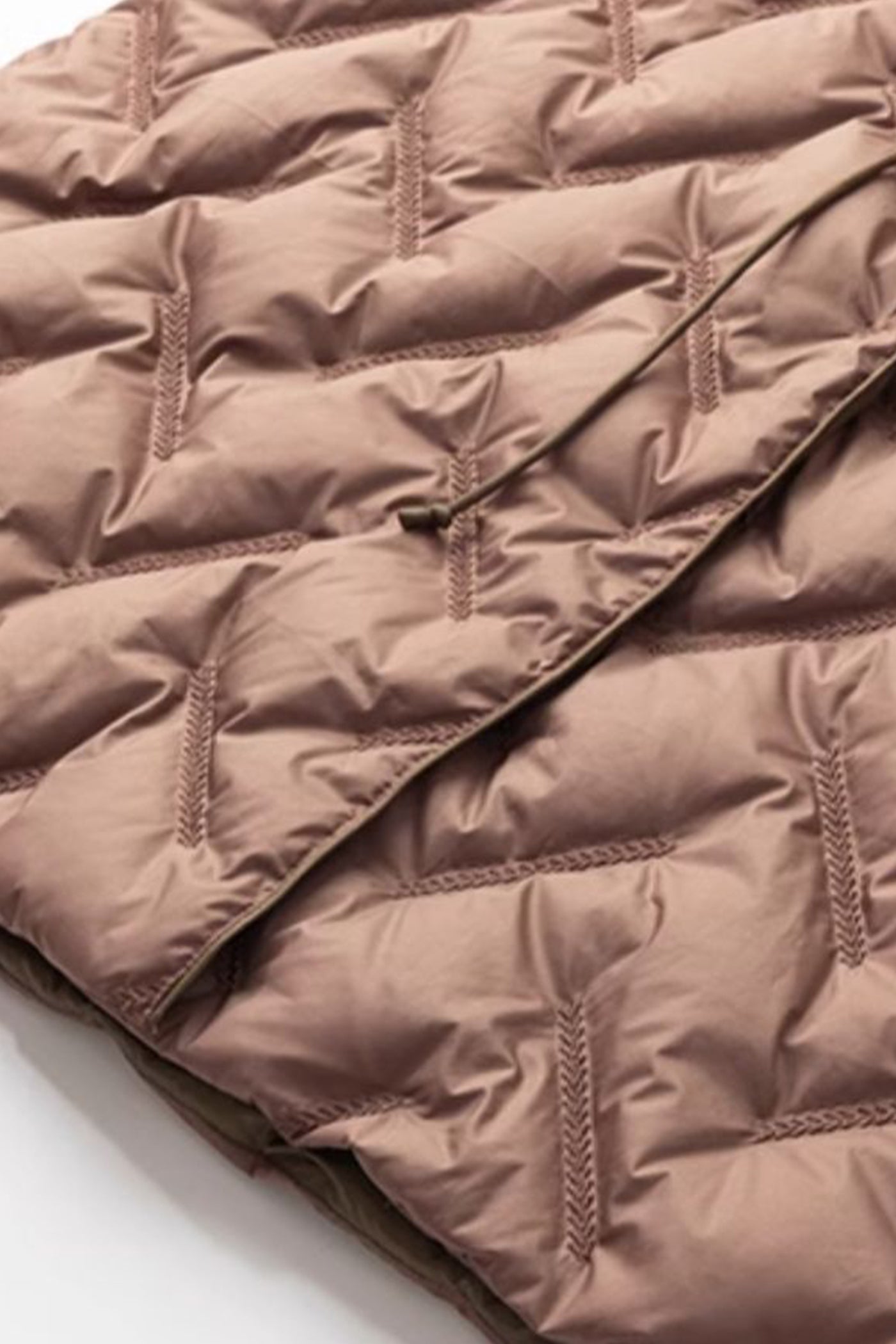KAMILAN Quilted Mid-Length Down Coat in Sculptural Form