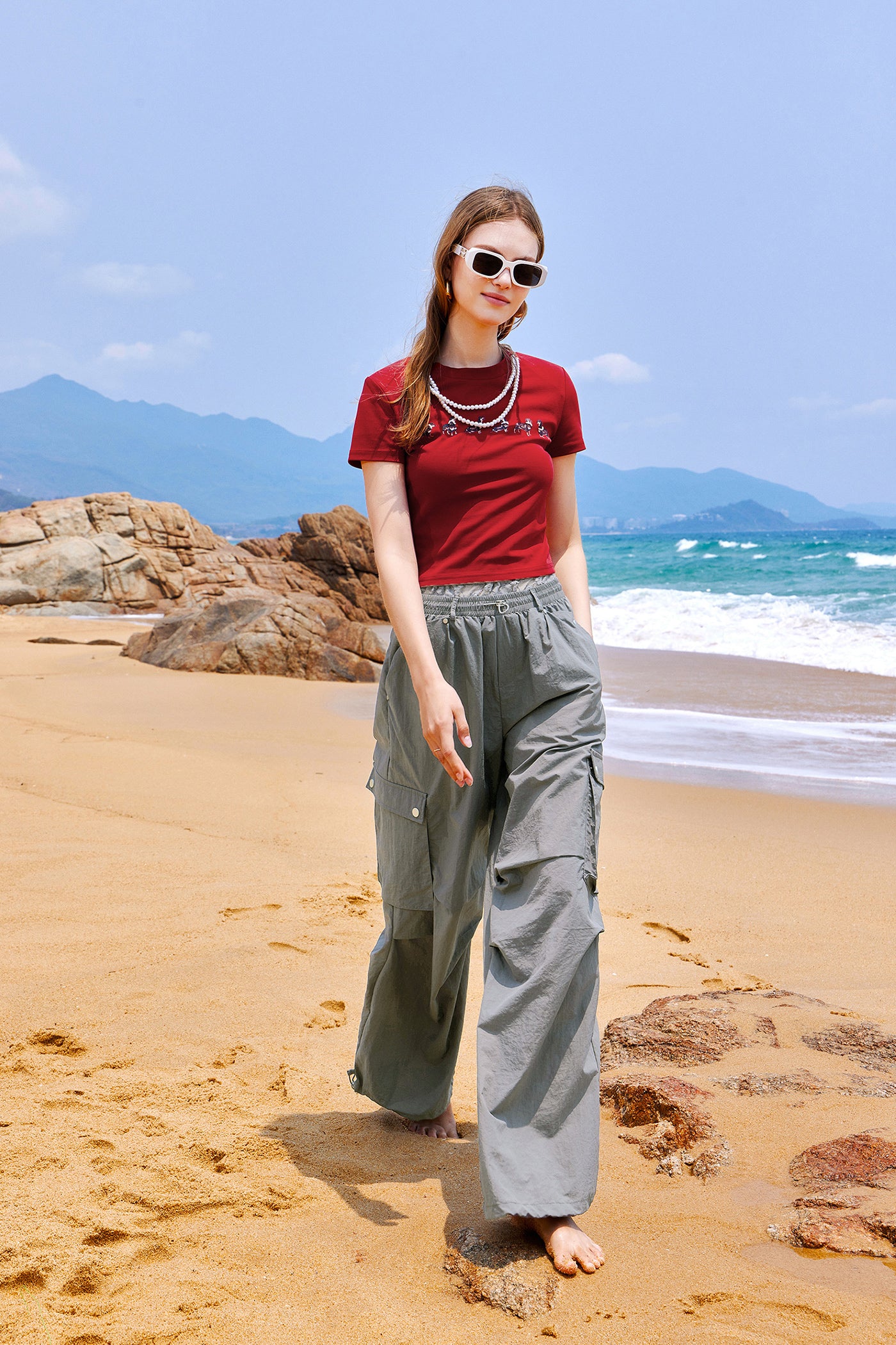 KAMILAN Printed T-Shirt with Faux Pearl Necklace Detail
