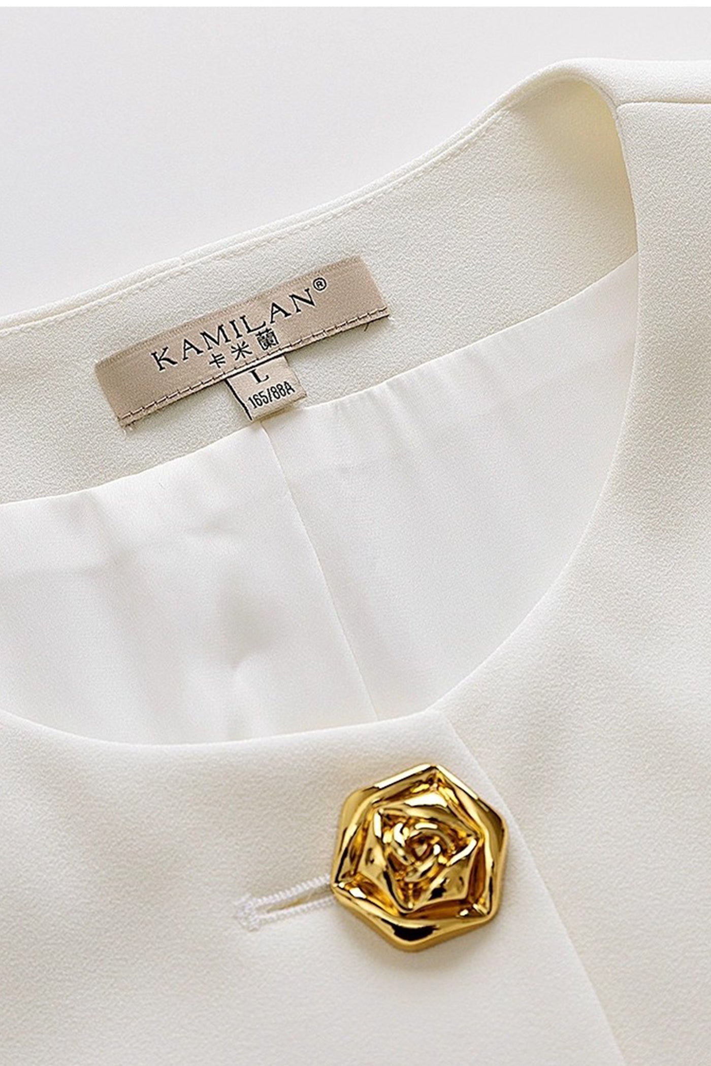 KAMILAN Tailored Blazer with Structured Shoulders and Gilded Buttons