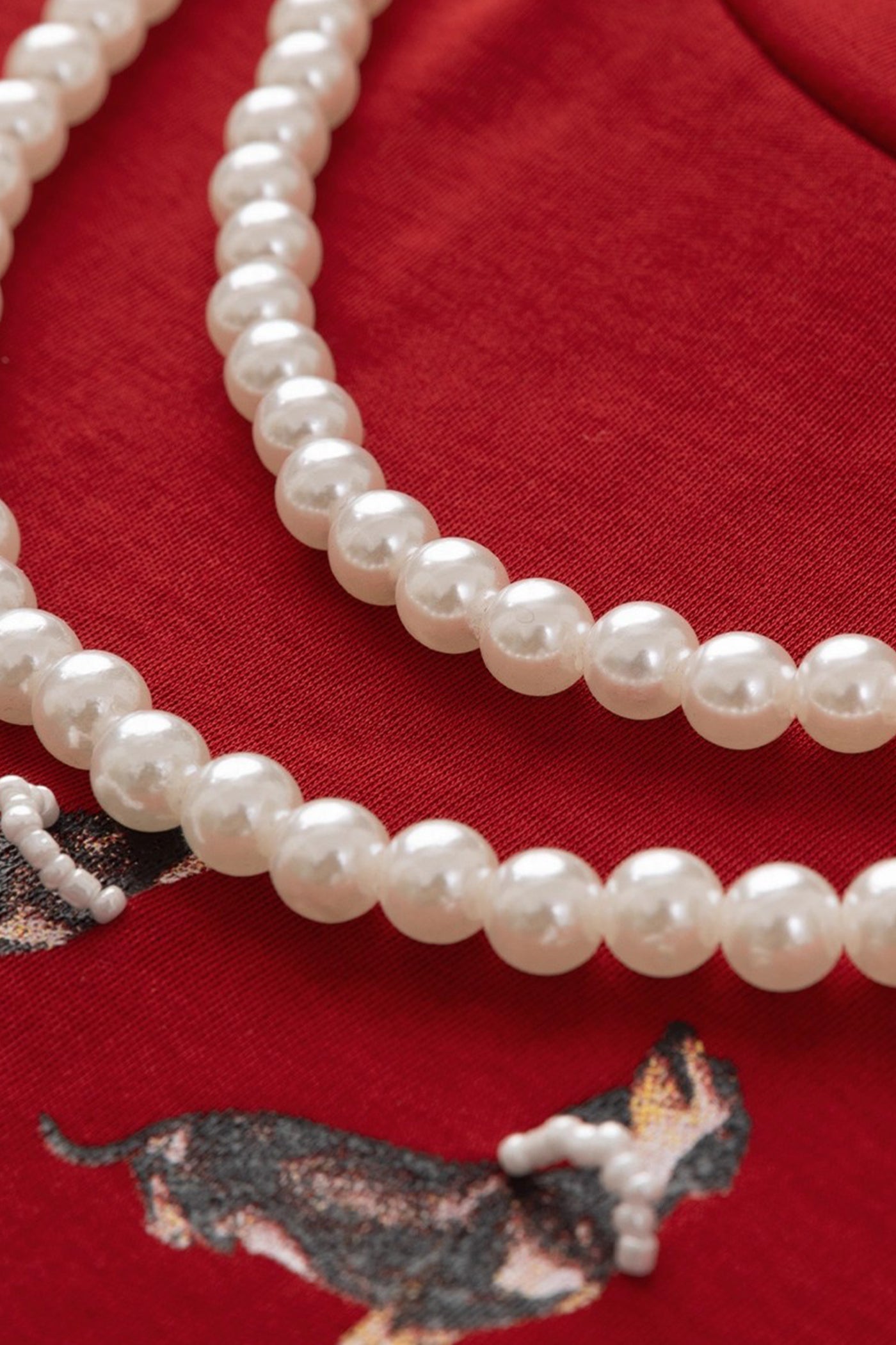 KAMILAN Printed T-Shirt with Faux Pearl Necklace Detail