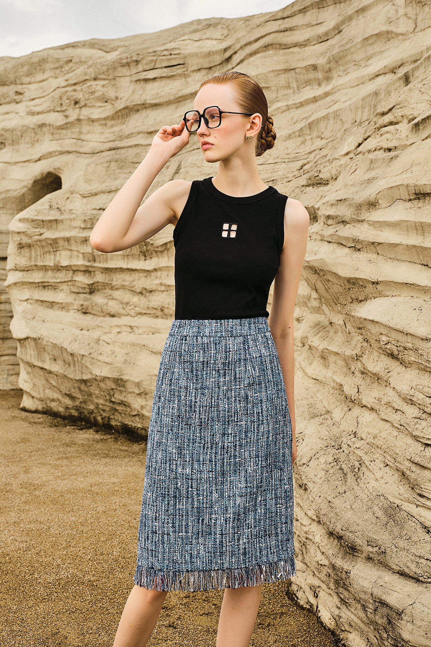 KAMILAN French Chic High-Waist Midi Skirt – 2025 Autumn New Tweed-Inspired Straight Skirt with Fringe Detail